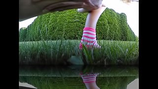 Girl pisses outdoor with her mini skirt VR 360